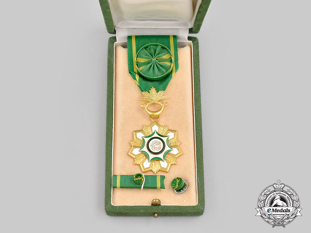saudi_arabia._an_order_of_abdul_aziz,_iii_class_officer_with_case_l22_mnc8800_011_1_1_1