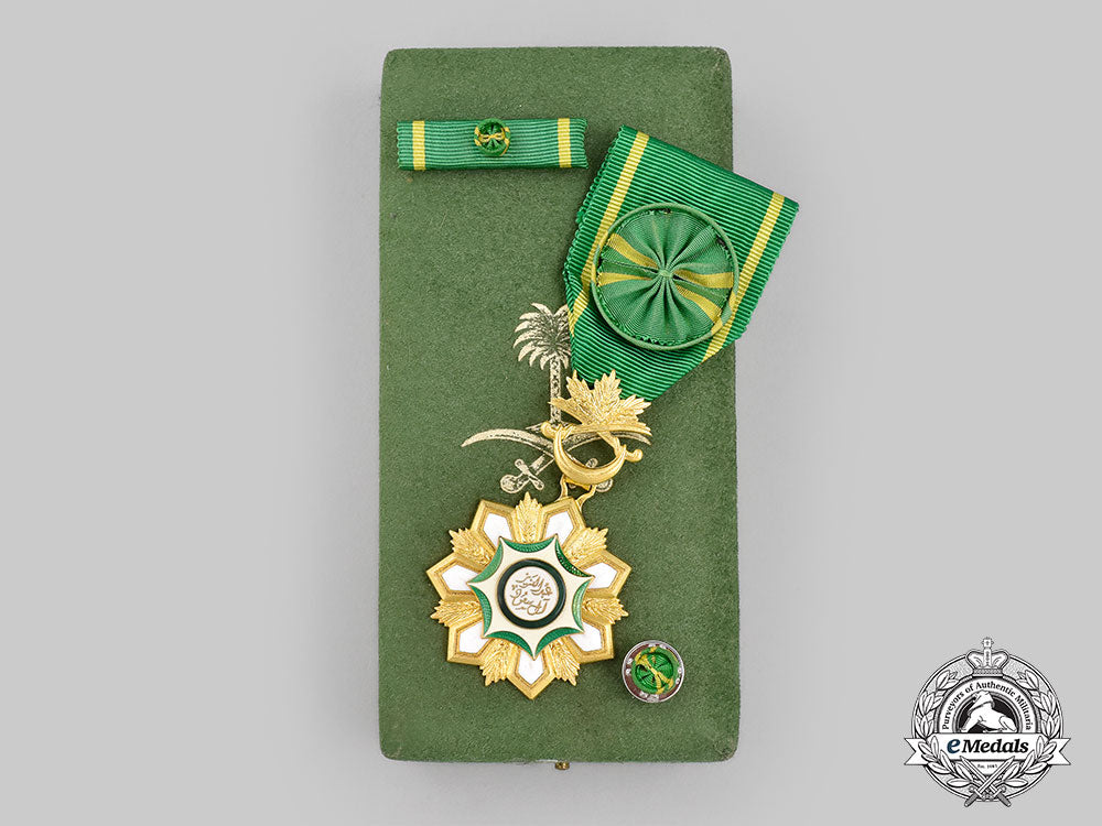 saudi_arabia._an_order_of_abdul_aziz,_iii_class_officer_with_case_l22_mnc8802_012_1_1_1