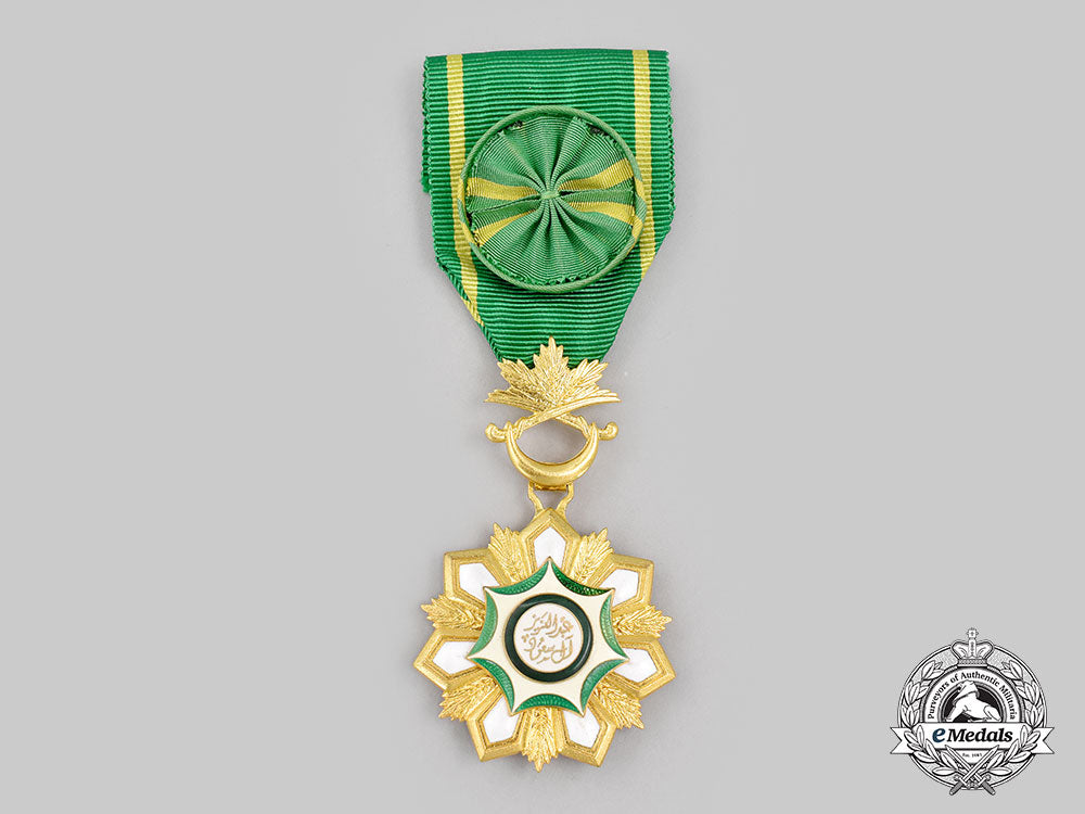 saudi_arabia._an_order_of_abdul_aziz,_iii_class_officer_with_case_l22_mnc8803_013_1_1_1
