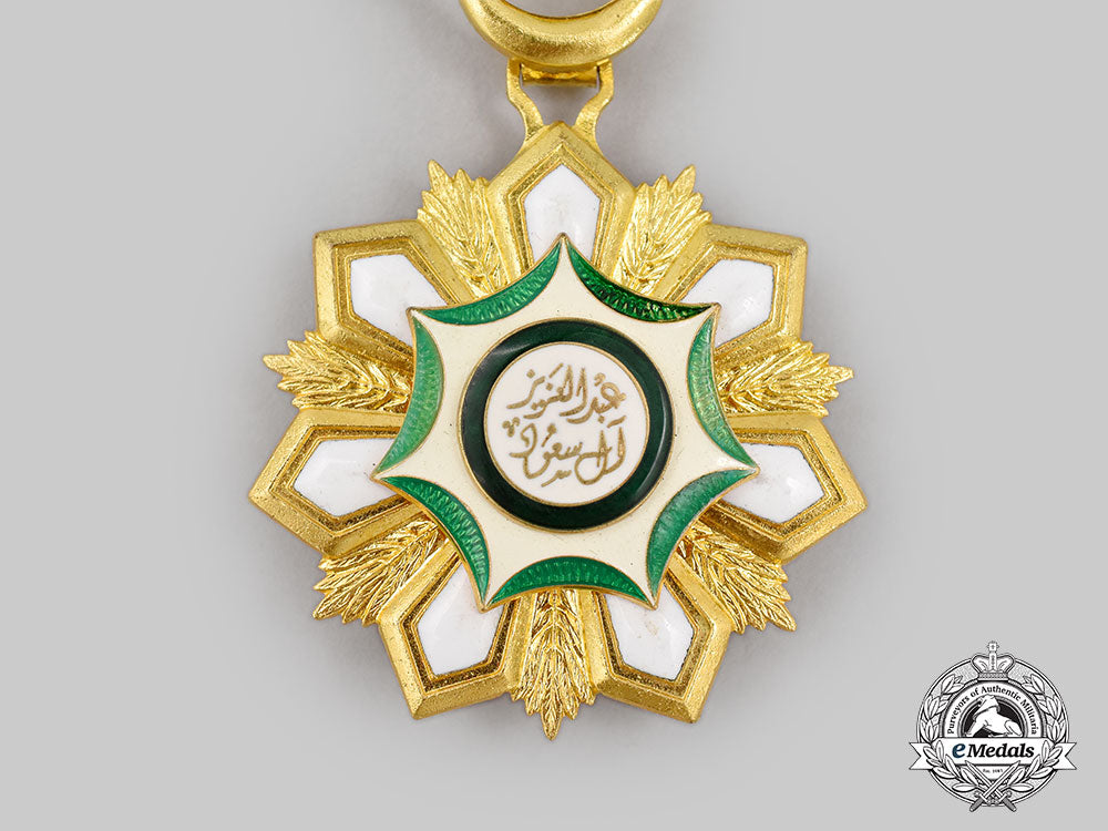 saudi_arabia._an_order_of_abdul_aziz,_iii_class_officer_with_case_l22_mnc8804_014_1_1_1