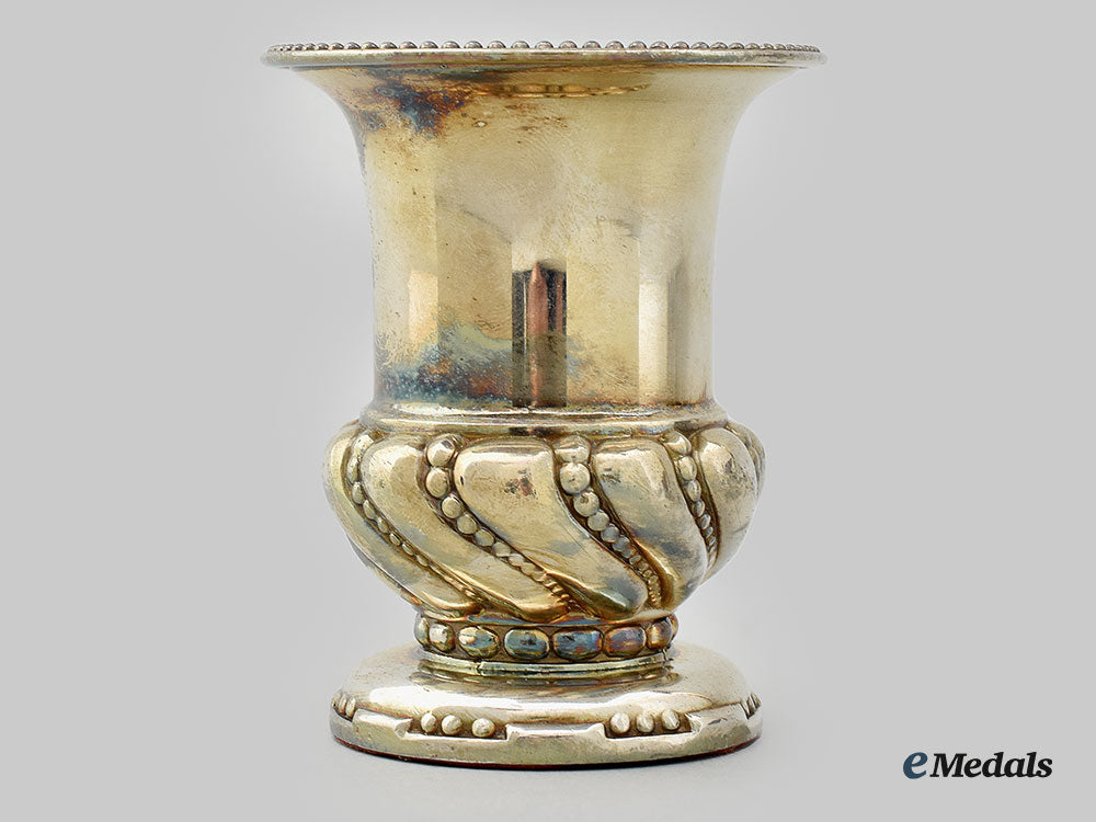 united_kingdom._a_small_sterling_silver_table_container_l22_mnc8889_432_1