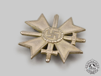 germany,_wehrmacht._a_mint_war_merit_cross_i_class_with_swords,_by_deschler&_sohn_l22_mnc8978_951_1
