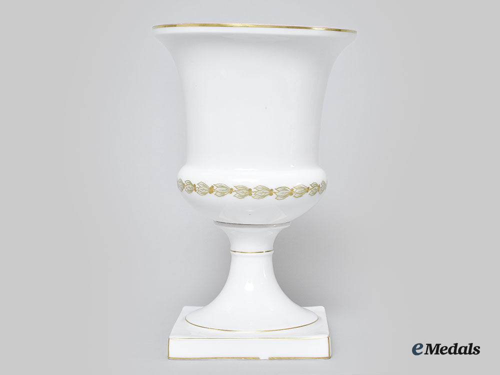 germany,_imperial._a_large_porcelain_iron_cross_motif_vase,_by_thomas_bavaria_l22_mnc9051_442_1
