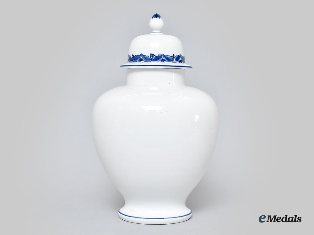 germany,_imperial._a_large_patriotic_first_war_iron_cross_vase_with_lid,_by_meissen_l22_mnc9058_438