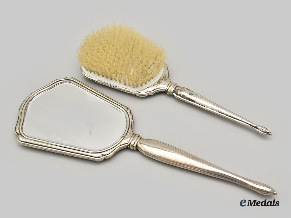 united_kingdom._a_matching_monogrammed_vanity_hand_mirror&_brush_l22_mnc9099_282_1