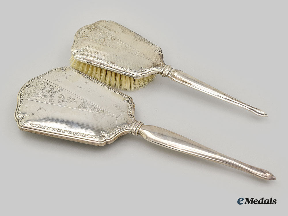 united_kingdom._a_matching_monogrammed_vanity_hand_mirror&_brush_l22_mnc9126_287_1