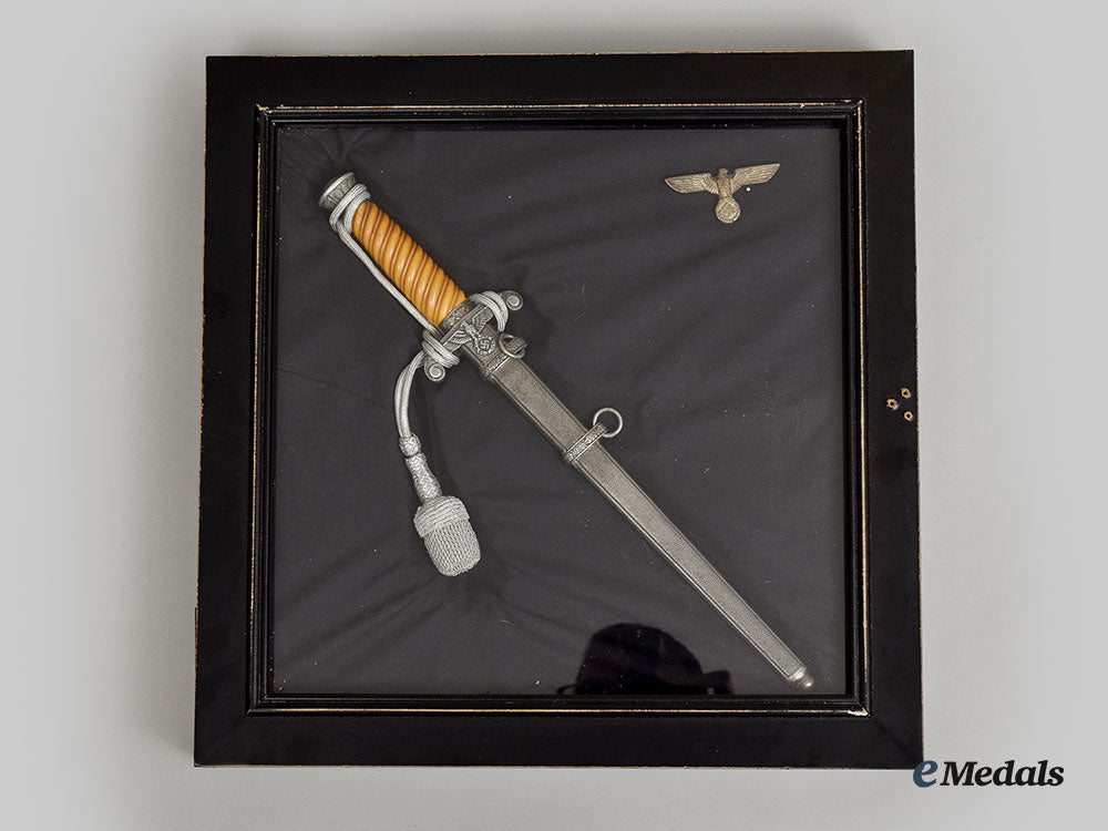 germany,_heer._an_officer’s_dress_dagger,_with_postwar_storage_case_and_cap_eagle,_by_stöcker&_co._l22_mnc9189_071