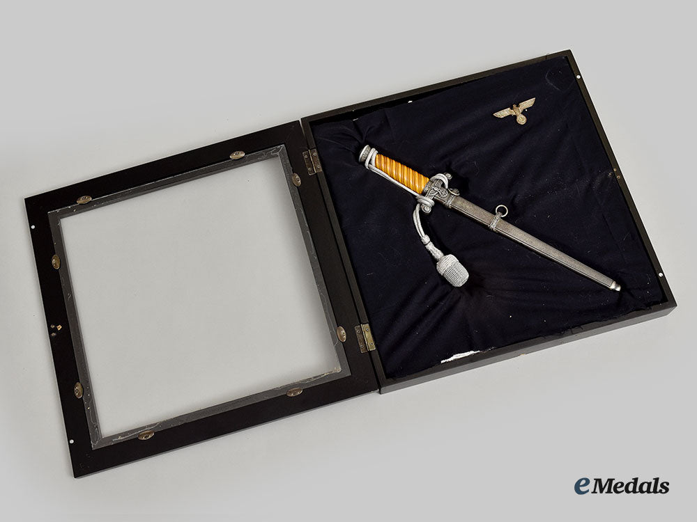 germany,_heer._an_officer’s_dress_dagger,_with_postwar_storage_case_and_cap_eagle,_by_stöcker&_co._l22_mnc9192_072