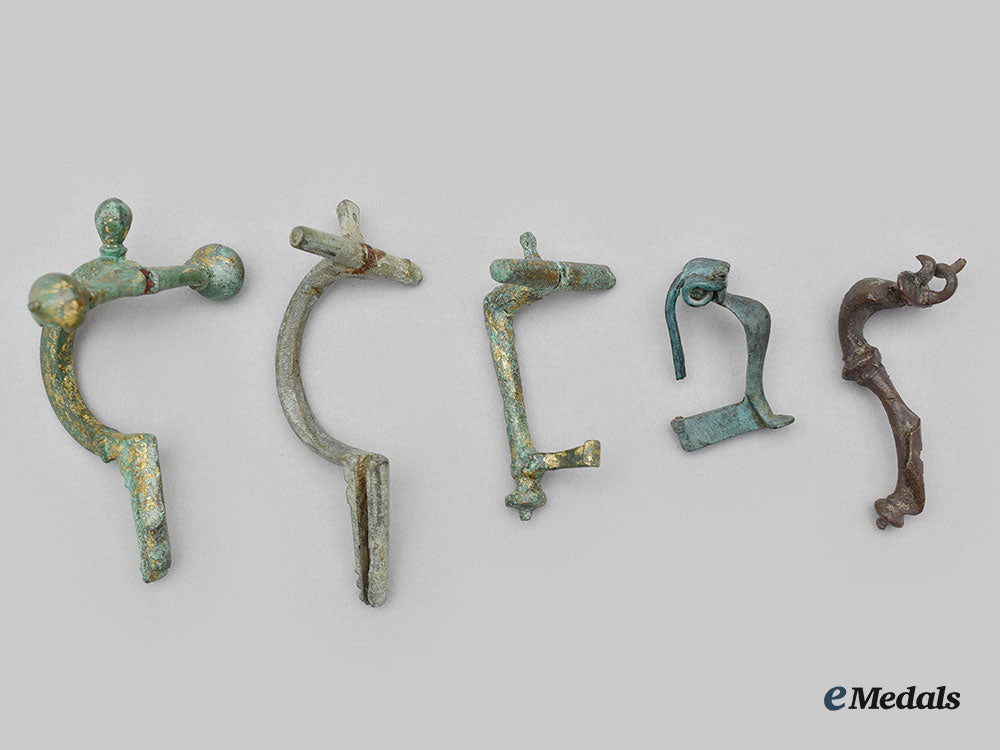 roman_empire._a_lot_of_fragmented_roman_fibulae,_c.200-300_ad_l22_mnc9253_320