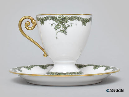 germany,_imperial._a_wreath_pattern_teacup_and_saucer_featuring_hindenburg,_by_hutschenreuther,1915_l22_mnc9293_653_1