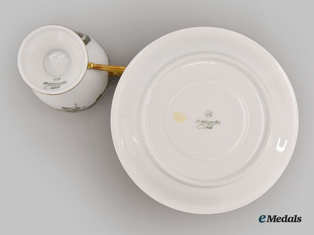 germany,_imperial._a_wreath_pattern_teacup_and_saucer_featuring_hindenburg,_by_hutschenreuther,1915_l22_mnc9298_650_1