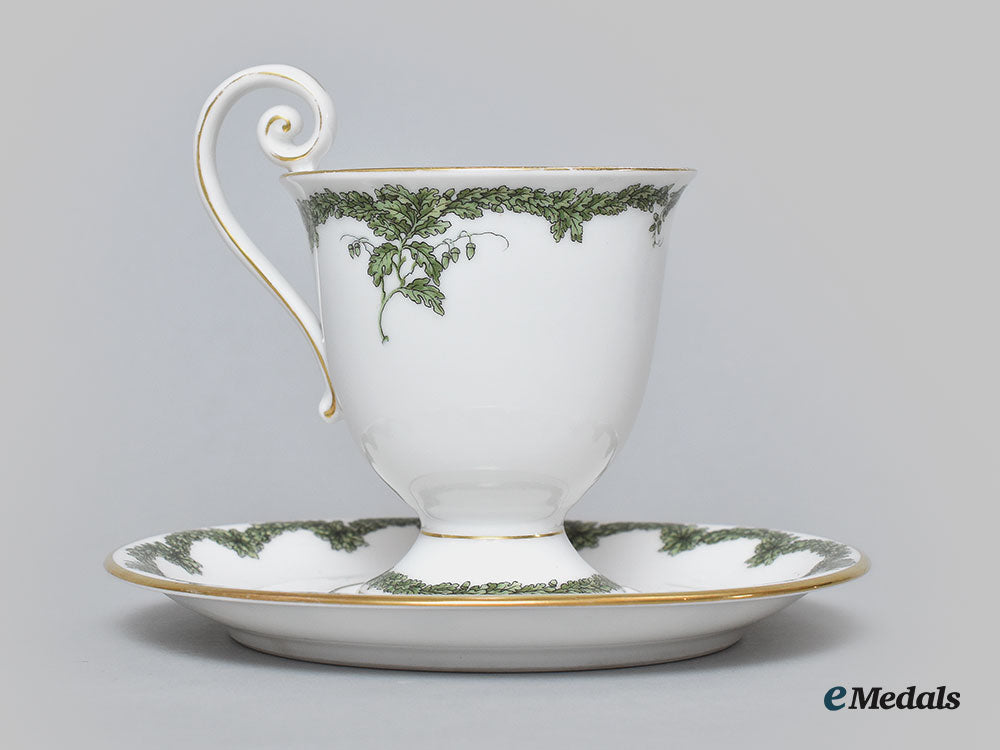 germany,_imperial._a_wreath_pattern_teacup_and_saucer_featuring_hindenburg_portrait,_by_hutschenreuther,1915_l22_mnc9314_643