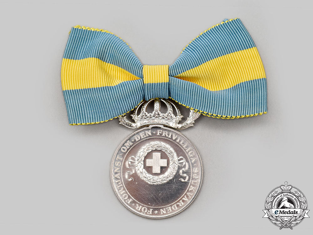 sweden,_kingdom._a_red_cross_merit_medal_for_voluntary_health_care_for_ladies,_ii_class_silver_grade_l22_mnc9454_724_1