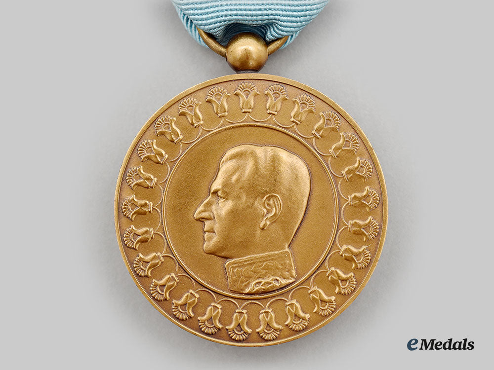 iran,_pahlavi_dynasty._a2500_th_anniversary_of_the_persian_empire_medal1971,_boxed_l22_mnc9465_674_1
