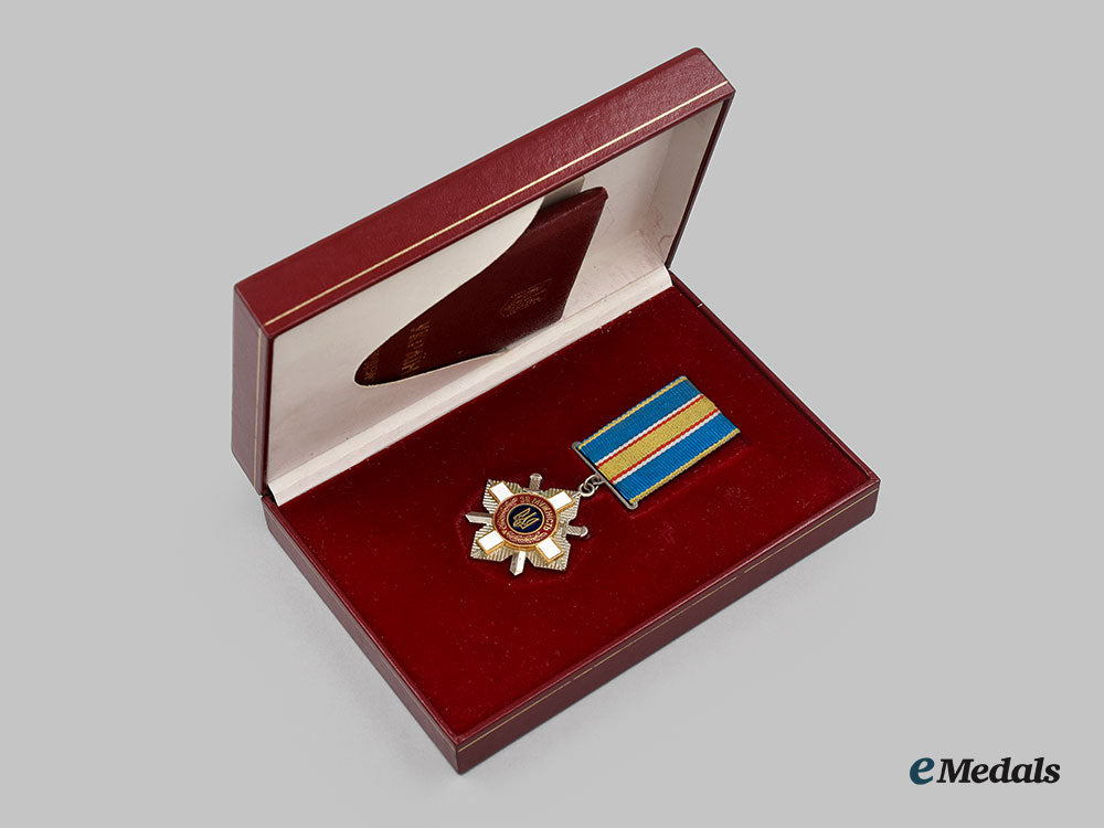 ukraine,_republic._an_order_for_courage,_iii_class_with_award_book_l22_mnc9516_532