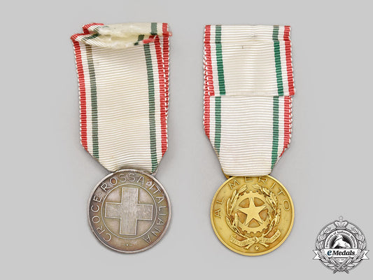 italy,_republic._two_red_cross_merit_medals_l22_mnc9640_802