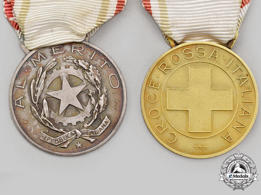 italy,_republic._two_red_cross_merit_medals_l22_mnc9643_803