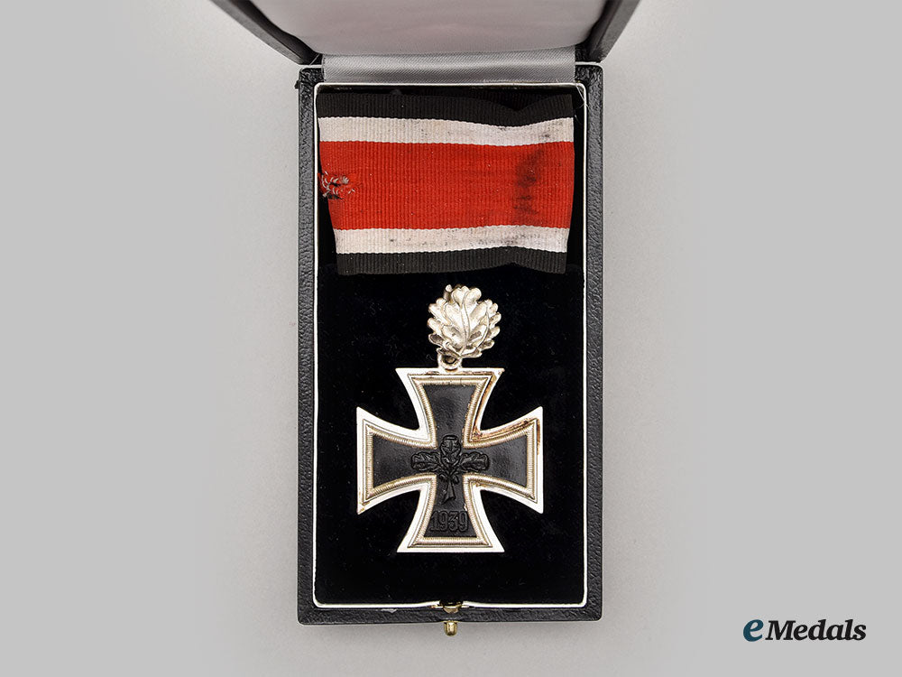 germany,_federal_republic._a_knight’s_cross_of_the_iron_cross_with_oak_leaves,1957_version,_with_case_l22_mnc9658_583