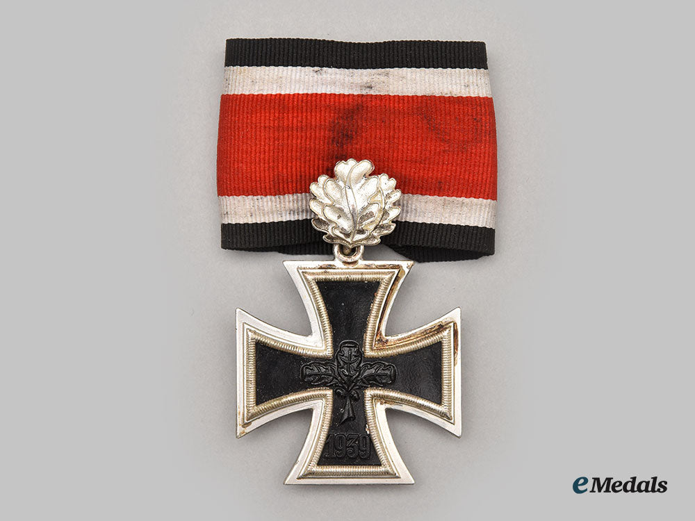 germany,_federal_republic._a_knight’s_cross_of_the_iron_cross_with_oak_leaves,1957_version,_with_case_l22_mnc9662_585