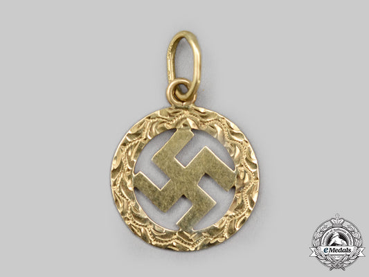 germany,_third_reich._a_patriotic_swastika_pendant_in_gold_l22_mnc9807_298