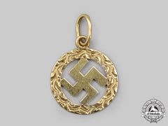Germany, Third Reich. A Patriotic Swastika Pendant In Gold
