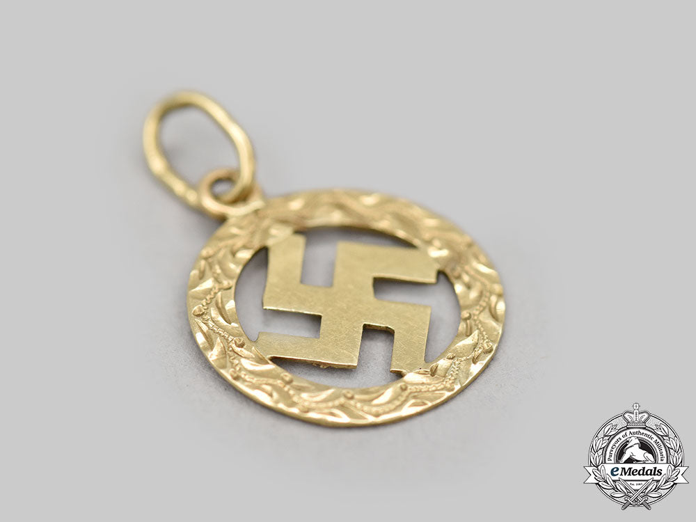 germany,_third_reich._a_patriotic_swastika_pendant_in_gold_l22_mnc9808_300