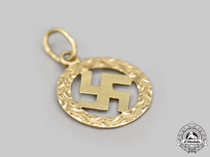 germany,_third_reich._a_patriotic_swastika_pendant_in_gold_l22_mnc9808_300