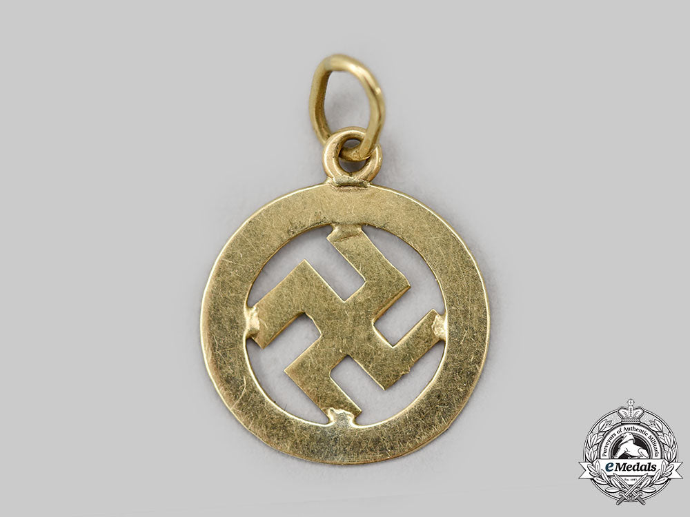 germany,_third_reich._a_patriotic_swastika_pendant_in_gold_l22_mnc9810_299