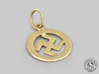 germany,_third_reich._a_patriotic_swastika_pendant_in_gold_l22_mnc9811_301