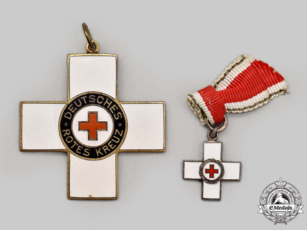 germany,_weimar_republic,_federal_republic._a_cross_of_honour_of_the_german_red_cross,_ii_class_fullsize_and_ii_class_miniature_l22_mnc9811_848