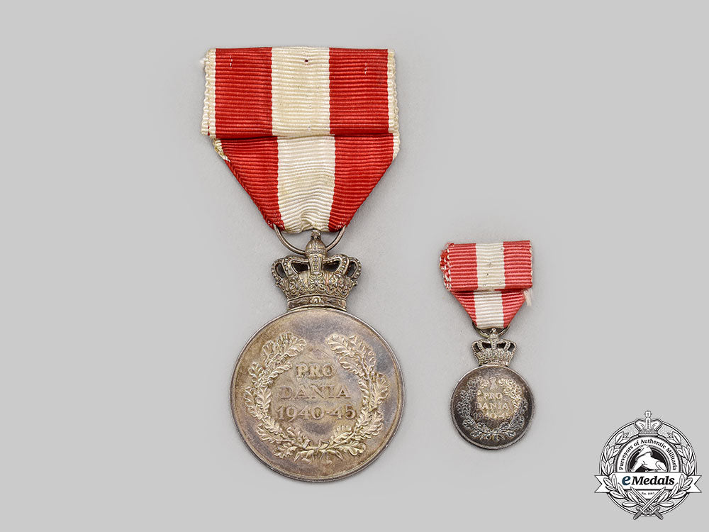denmark,_kingdom._a_liberation_commemorative_medal1940-1945,_fullsize_and_miniature_l22_mnc9822_851