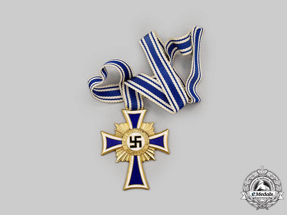 germany,_third_reich._an_honour_cross_of_the_german_mother,_gold_grade_with_case,_by_robert_hauschild_l22_mnc9839_312_1