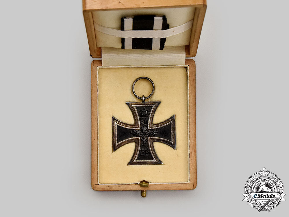 germany,_imperial._a1914_iron_cross_ii_class,_owner-_attributed_with_custom_case_l22_mnc9897_877