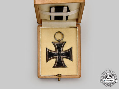 germany,_imperial._a1914_iron_cross_ii_class,_owner-_attributed_with_custom_case_l22_mnc9897_877
