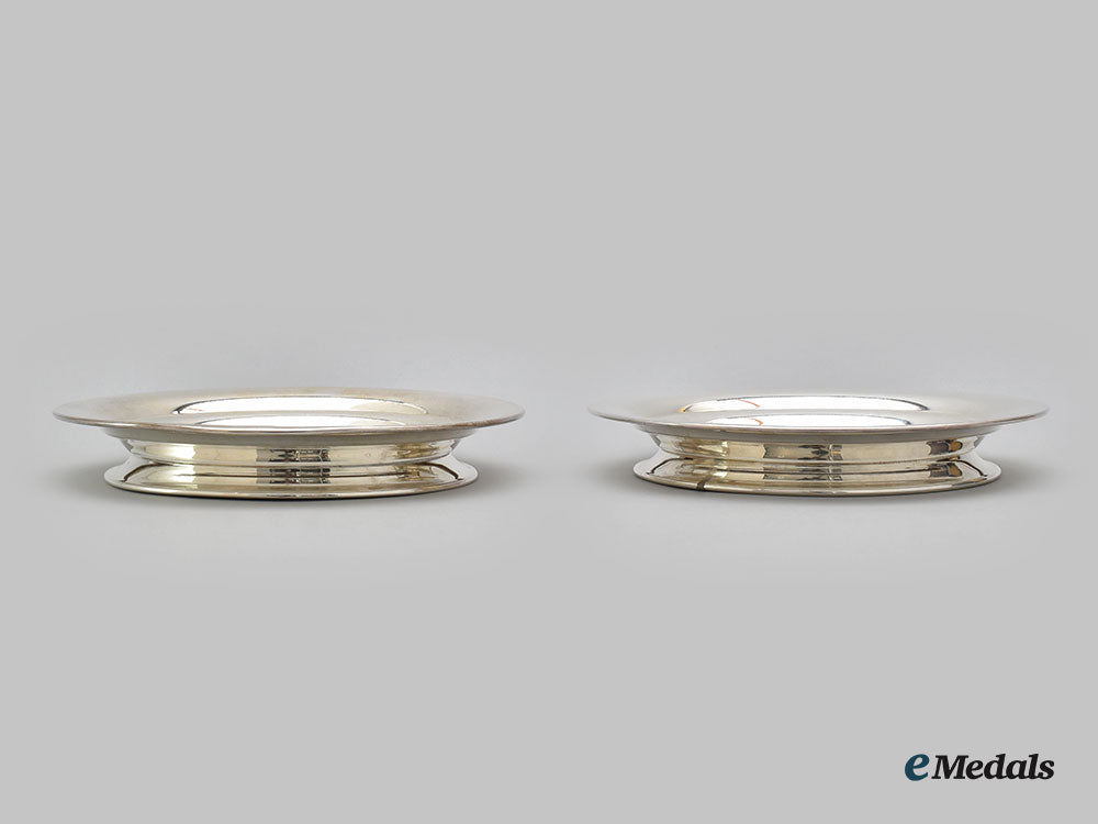united_kingdom._a_set_of_two_sterling_silver_plates_l22_mnc9903_678_1