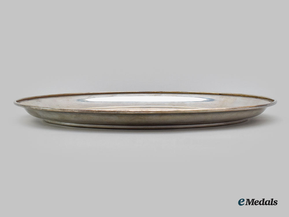 united_kingdom._a_large_sterling_silver_serving_platter_l22_mnc9921_687_1