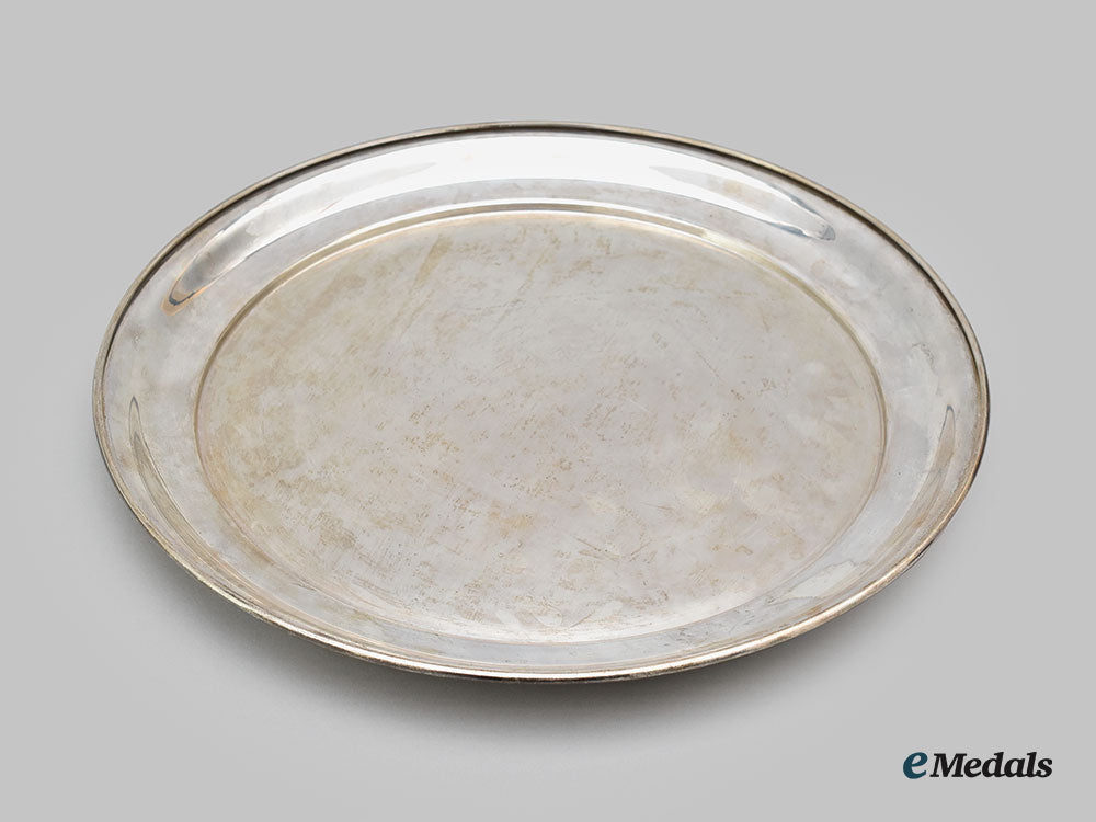 united_kingdom._a_large_sterling_silver_serving_platter_l22_mnc9923_688_1