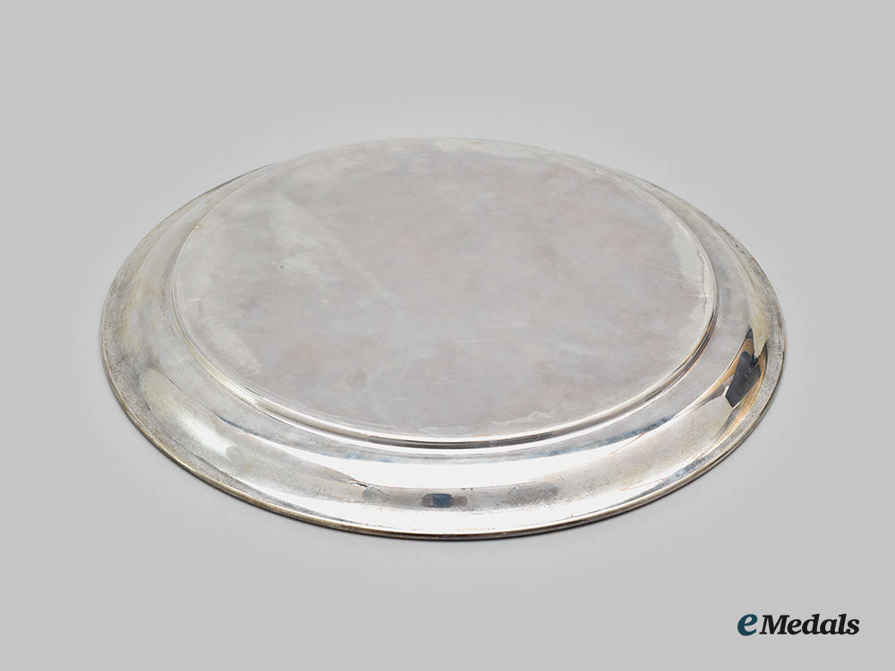 united_kingdom._a_large_sterling_silver_serving_platter_l22_mnc9926_689_1