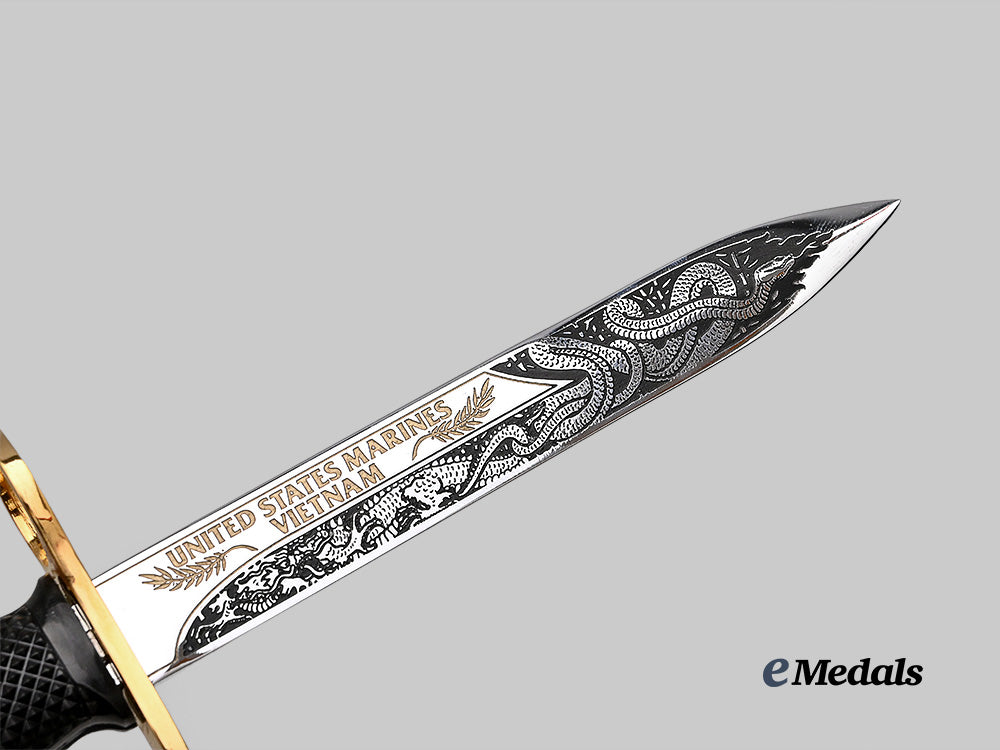 united_states._a_u._s_marines_vietnam_commemorative_bayonet_of_honour,_in_case_e_medals__w8471_11