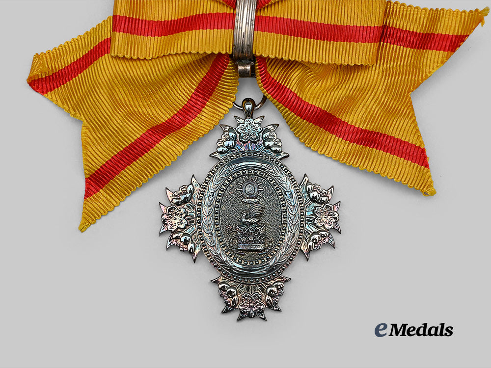 japan,_empire._an_order_of_the_sacred_crown,_v_i_i_i_class,_c.1900_e_medals__m0332-46_5