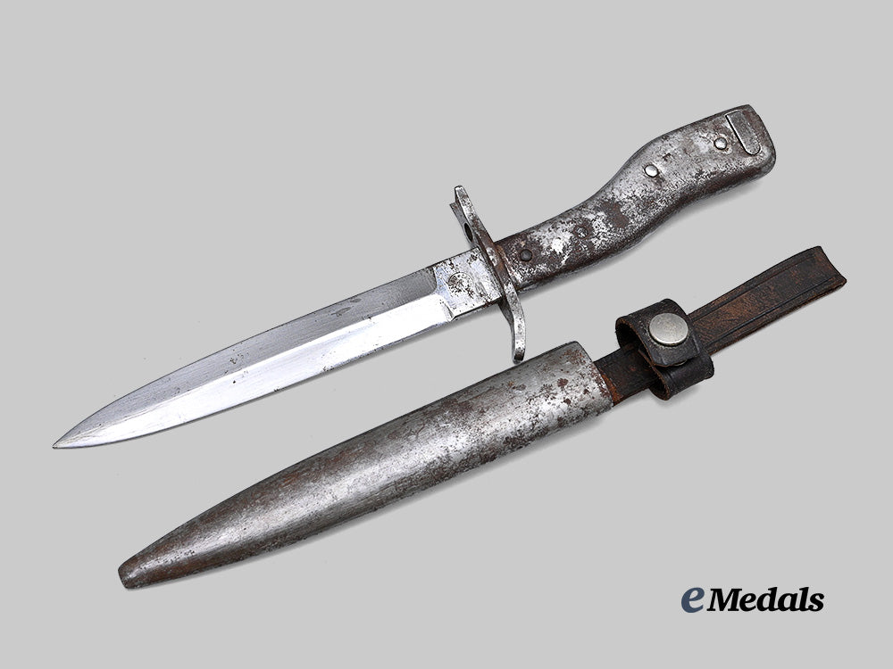 germany,_imperial._a_crank_handle_combination_bayonet_and_fighting_knife,_by_deutsche_maschinenfabrik_a_g_e_medals__g62705_3