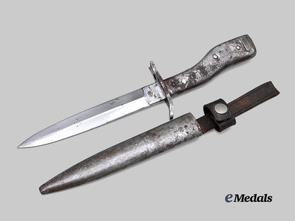 germany,_imperial._a_crank_handle_combination_bayonet_and_fighting_knife,_by_deutsche_maschinenfabrik_a_g_e_medals__g62705_3
