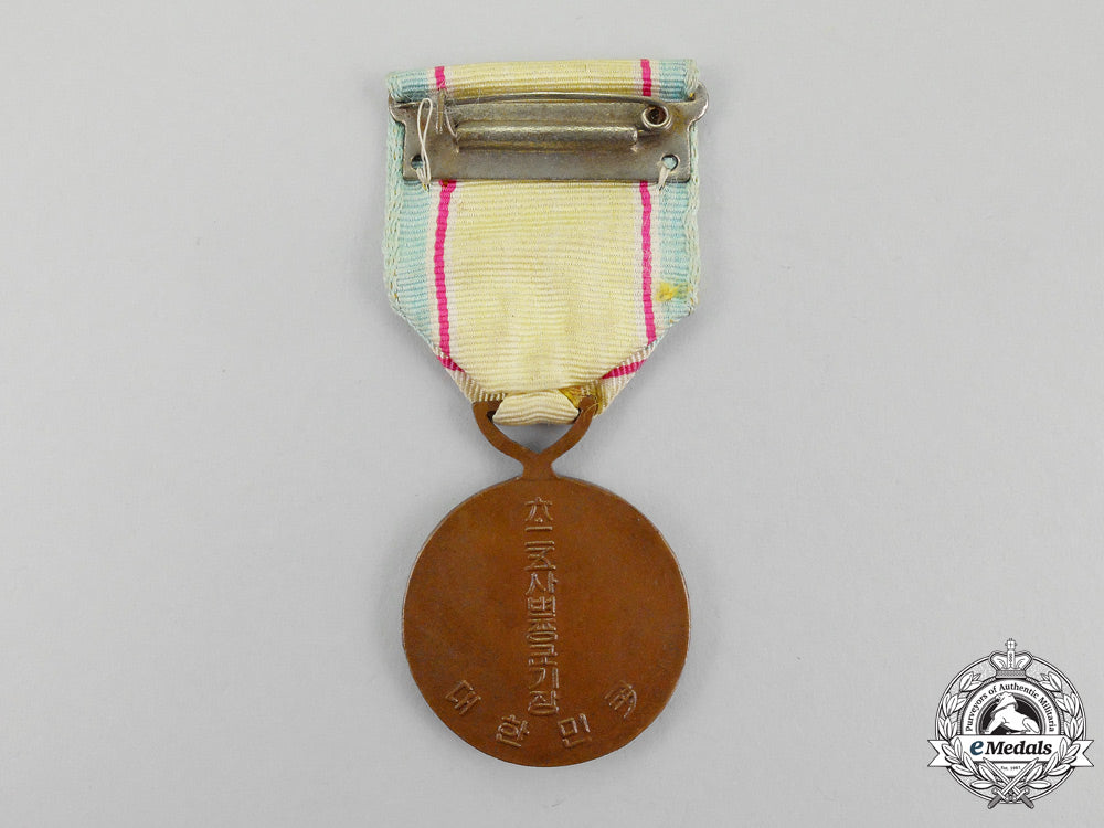 a_south_korean_medal_for_service_in_the_korean_war_l_535_1