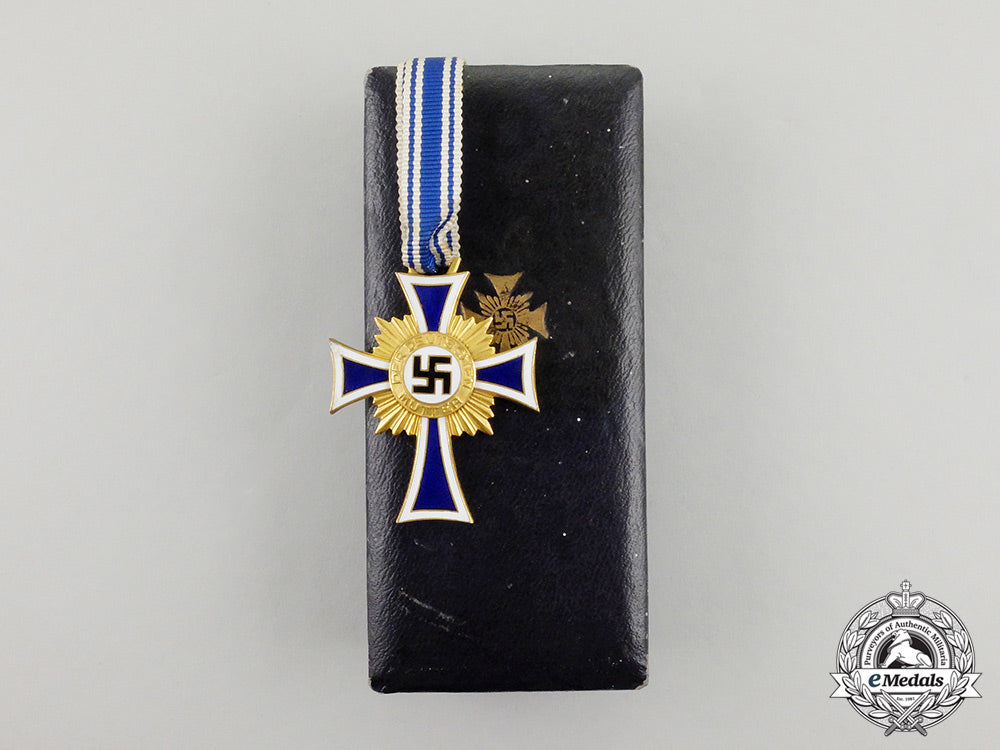 a_cased_gold_grade_mother’s_cross_with_instructions_for_wear_m17-000070