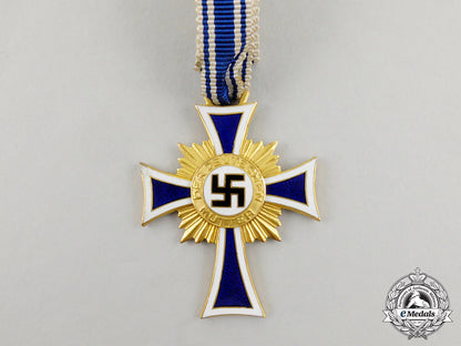 a_cased_gold_grade_mother’s_cross_with_instructions_for_wear_m17-000072