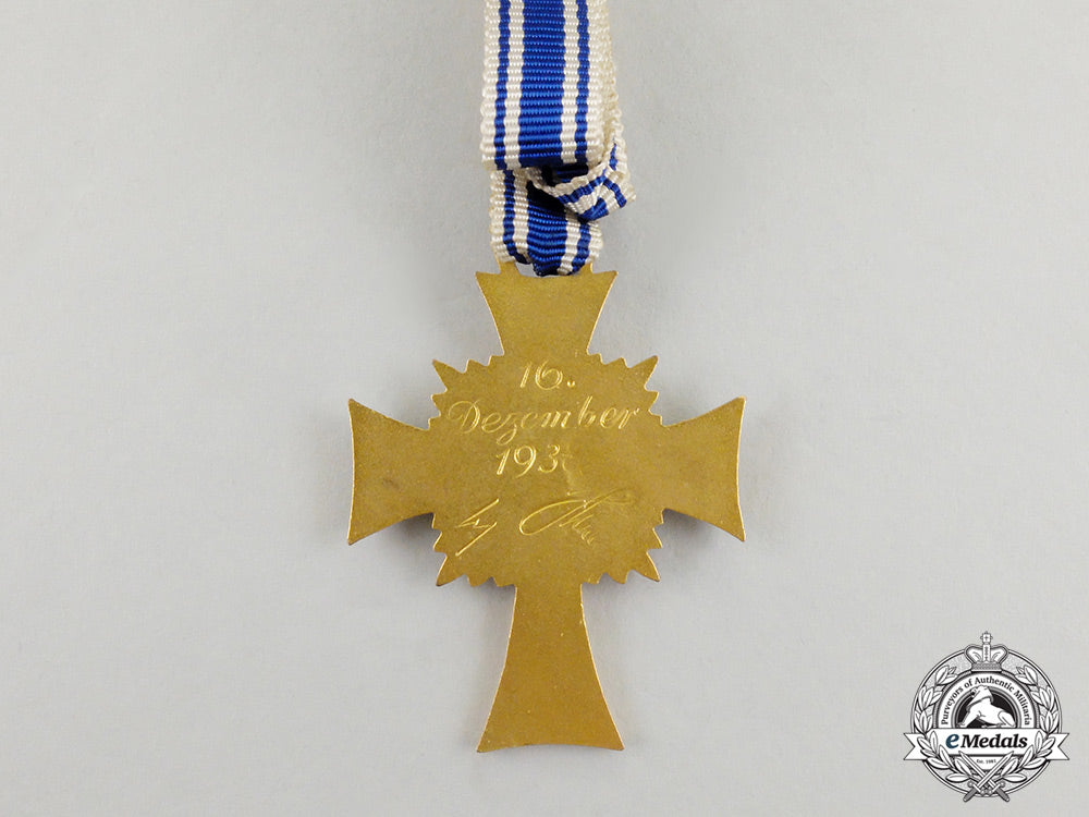 a_cased_gold_grade_mother’s_cross_with_instructions_for_wear_m17-000073