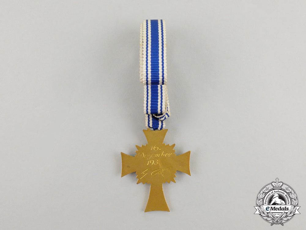 a_cased_gold_grade_mother’s_cross_with_instructions_for_wear_m17-000074