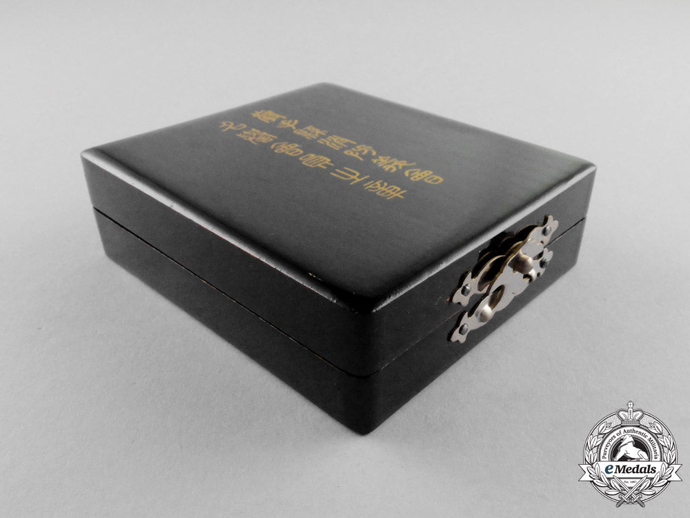 japan._a_iwate_prefecture_fire_brigade_association_honorary_member_badge,_cased_and_boxed_m17-1269