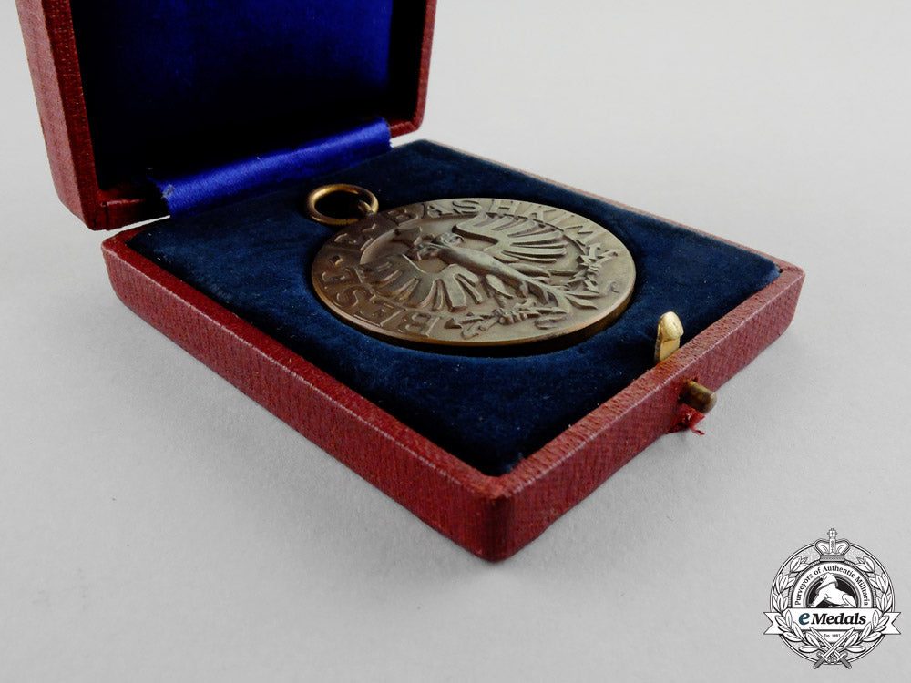 albania._an_order_of_the_black_eagle,1_st_class_gold_grade_merit_medal_m17-1333