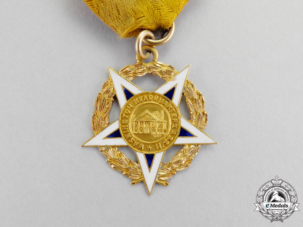 united_states._a_washington_headquarters_association_breast_badge_in_gold,_c.1920_m17-1669